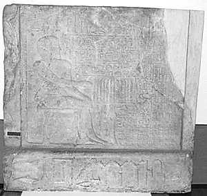 Gravrelief. Nefer siddende ved offerbord by Ubekendt