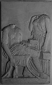 Gravrelief. Siddende kvinde med skrin og stående pige med skrin by Ubekendt