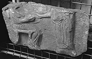 Gravrelief. Siddende kvinde rækker sin hånd til stående mand by Ubekendt