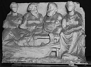 Gravrelief. Skippergravmælet. To liggende mænd flankeret af siddende kvinder, foran mand i skib by Ubekendt