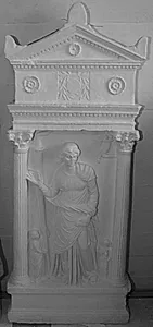 Gravrelief. Stående frontal kvinde med børn i naiskos by Ubekendt