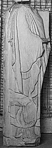 Gravrelief. Stående kvinde mod h. Hoved og fødder afslået by Ubekendt