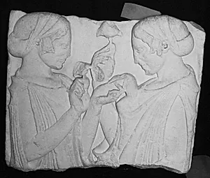 Gravrelief. To kvinder i profil mod hinanden med blomster i hænderne by Ubekendt