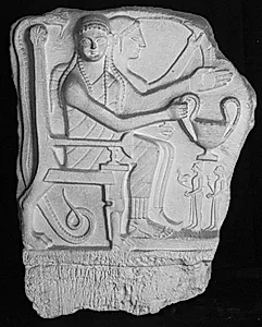 Gravrelief. To personer tronende mod h. med to små tilbedere foran. Bag tronen en slange by Ubekendt