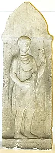 Gravrelief. Vekedamos?, stående ung mand med hane i h. hånd og spyd i v. by Ubekendt