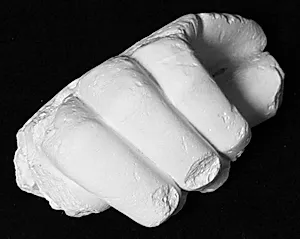 Håndfragment med tre fingre omkring rund stav. Statuette by Ubekendt