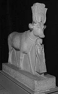 Hathor som ko beskytter kong Psamtek, som står under dens mule by Ubekendt