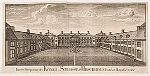 Hirschholm Slot, slotsgården mod hovedbygningen