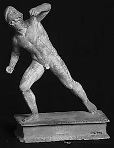 Hjælmklædt nøgen kriger mod v. med strakt v. ben. På profileret plinth by Ubekendt