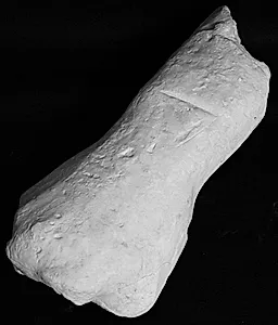 Højre underarm m. dele af hånd bevaret og ansats til stavformet genstand, fragm. Mandlig (?) statue by Ubekendt