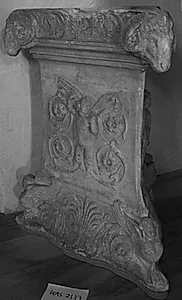 Kandelaber, nedre del, tresidet med eroter i relief, i hjørnerne fn. sfinkse, fo. Vædderhoveder by Ubekendt