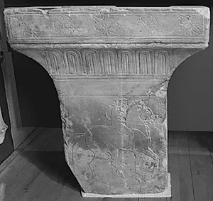 Kapitæl fra gravstele. Rytter, grædende kvinder og gammel mand by Ubekendt