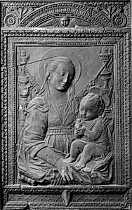 Madonna med Barnet by Antonio Rossellino