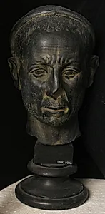 Mand med bånd om hovedet, m. ottekantet stjerne over panden, præst, tidligere Julius Caesar by Ubekendt