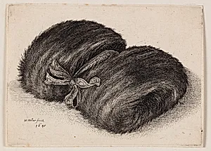 Mørk pelsmuffe med et sløjfebånd