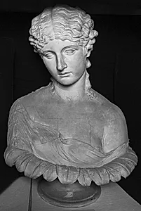 Overdel af kvindefigur i bladkrans, Clytia eller Antonia Minor? by Ubekendt