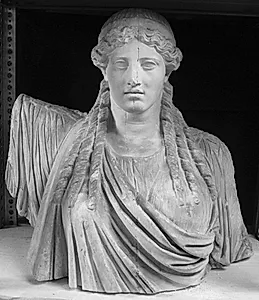 Overdel fra statue af karyatide - Muse? by Ubekendt