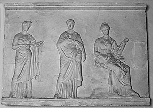 Relief fra statuebase. Stående muse flankeret af muse med fløjte og siddende muse by Ubekendt