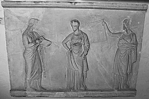 Relief fra statuebase. Stående muse flankeret af muse med bogrulle og muse med cithar by Ubekendt