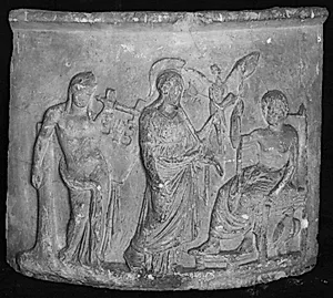 Relief (krumt). Nike, Athena, Zeus og Apollon by Ubekendt