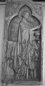 Relief niche. Munk / præst stående med alterkalk og oblat by Ubekendt