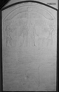 Satrapstelen. Ptolemaios I ofrer til Horus og Uto (kartouchen tom) by Ubekendt
