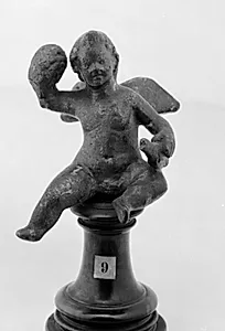 Siddende vinget putto by Ubekendt