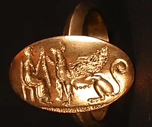 Signetring. Oval. Siddende kvinde og grif by Ubekendt