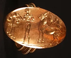 Signetring. Oval. Stående mand og stenbuk by Ubekendt