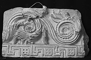 Sima med akanthusranke, herunder mæander by Ubekendt