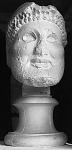 Skægget mandshoved, med hjelm. Fra statue af våbenløber? by Ubekendt