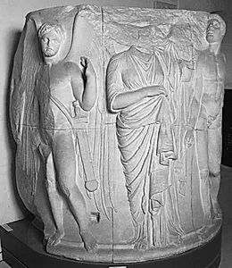 Søjletromle med fem figurer, bl.a. Hermes, Ifigenia? (Alkestis?) og Thanatos by Ubekendt