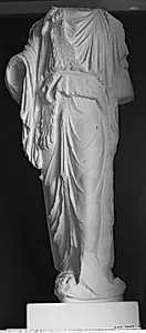 Stående Dionysos (Priapos) iført chiton, kappe og med panterskind over h. skulder by Ubekendt