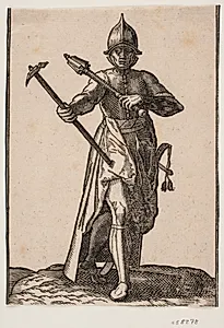 Stående hjelmklædt soldat, frontalt set; i h. hånd en stridshammer, i v. hånd en stridskølle, bageste ben og fod forvredet i forhold til forreste; ved v. side et sværd by Melchior Lorck