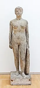 Stående kvindefigur by Astrid Noack