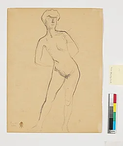 Stående kvindelig model med hænderne på ryggen by Isakson, Karl