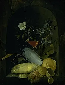 Stilleben med muslingeskaller og blå anemoner