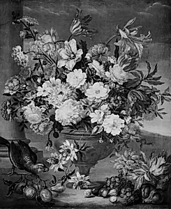 Stor blomsterbuket i en vase. I forgrunden frugter, til venstre en papegøje by E.H. Løffler