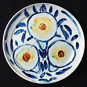 Tallerken dekoreret med tre cirkelrunde blomster