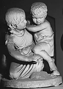To børn med en krabbe. En lille pige, der ligger på knæ i sandet, viser en krabbe til en lille dreng by Stephan Ussing