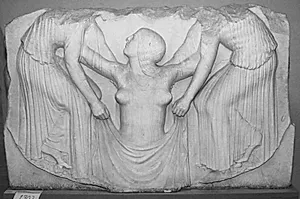 To kvinder i profil hjælper kvinde (op af badet?), Ludovisi-tronen, langside by Ubekendt
