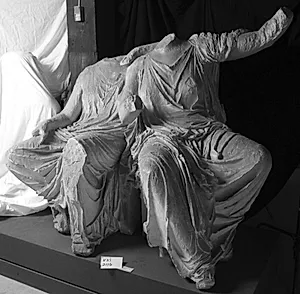 To siddende kvinder, kore og Demeter? by Ubekendt