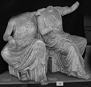 To siddende kvinder, Kore og Demeter by Ubekendt