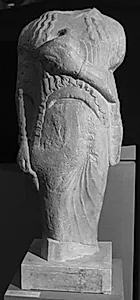 Torso af kore med fugl i v. hånd by Ubekendt