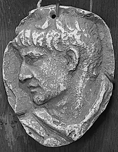 Trajan søjlen. Mandehoved, højre profil (fragment, underansigt) by Ubekendt