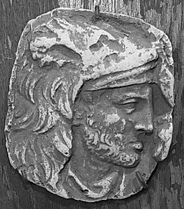 Trajan søjlen. Mandehoved, højre profil by Ubekendt