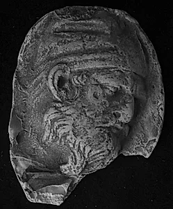 Trajan søjlen. Mandehoved, højre profil by Ubekendt