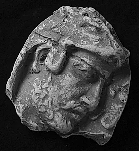 Trajan søjlen. Mandehoved, højre profil by Ubekendt
