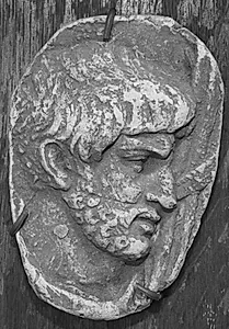 Trajan søjlen. Mandehoved, højre profil by Ubekendt