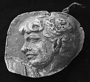 Trajan søjlen. Mandehoved, venstre profil by Ubekendt